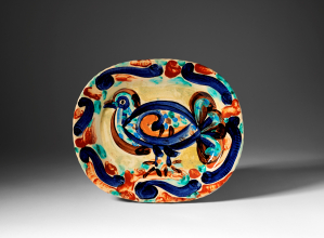 《鴿子》 手繪釉盤,1957年。盤底附畢加索簽名及製於馬杜拉工作室的印款。 寬:37.4 釐米,長:31.4 釐米。 蓮娜•米勒藏品。